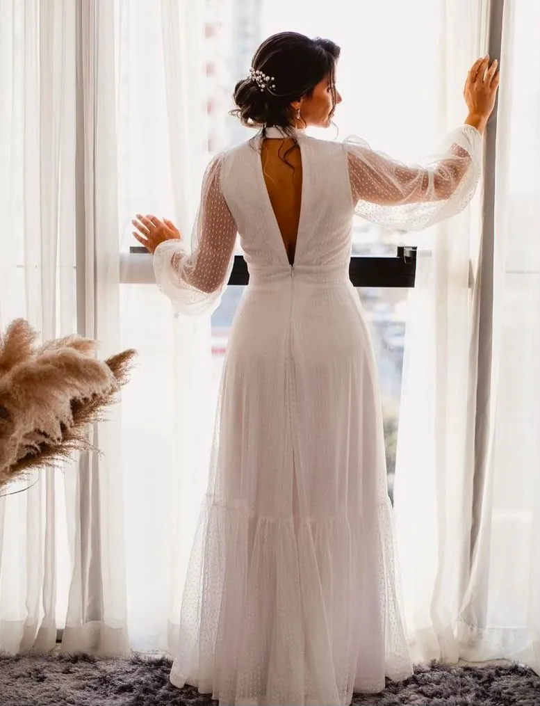Costas em renda do vestido branco de manga longa