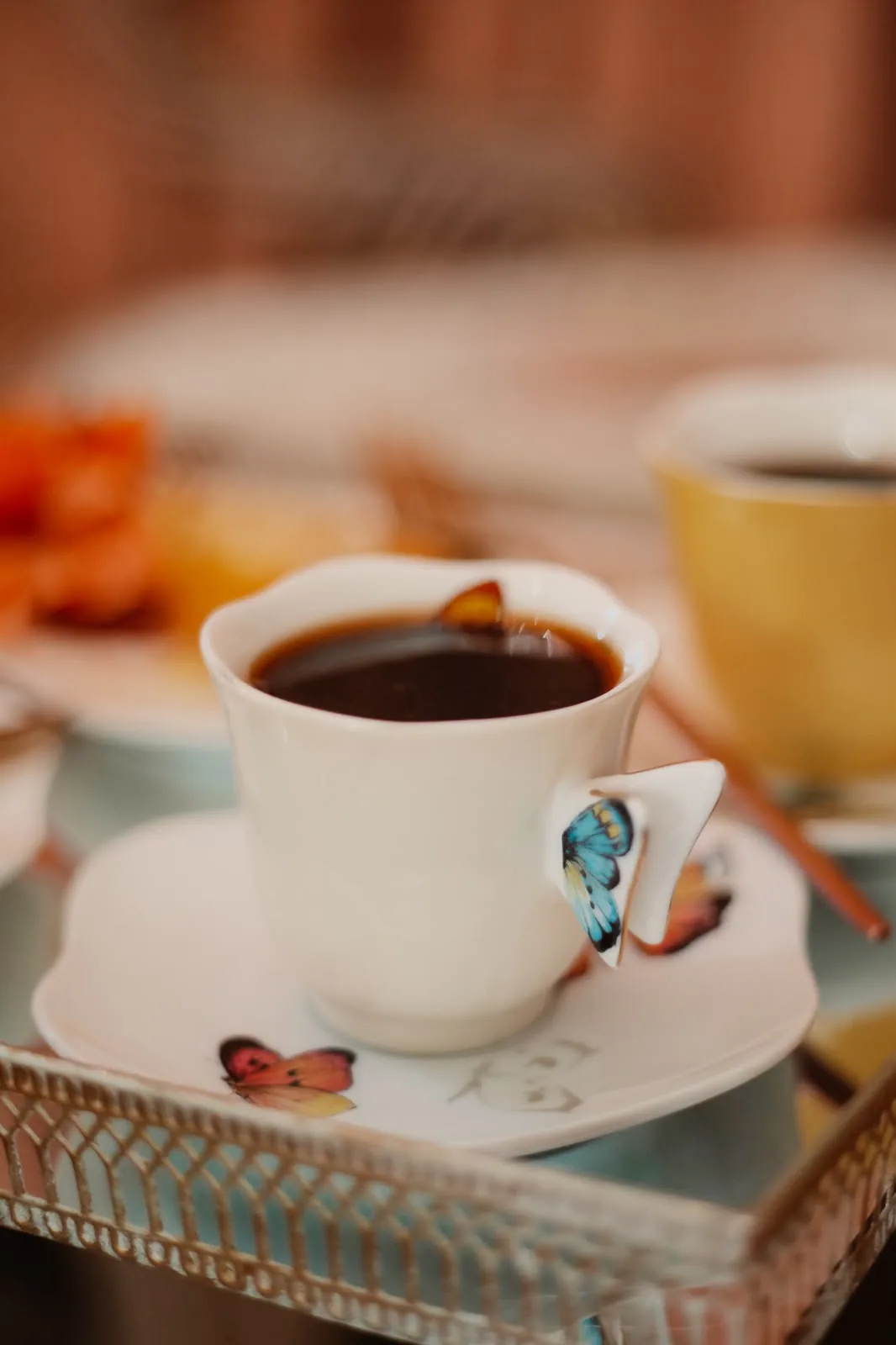 Café servido em porcelana durante o atendimento