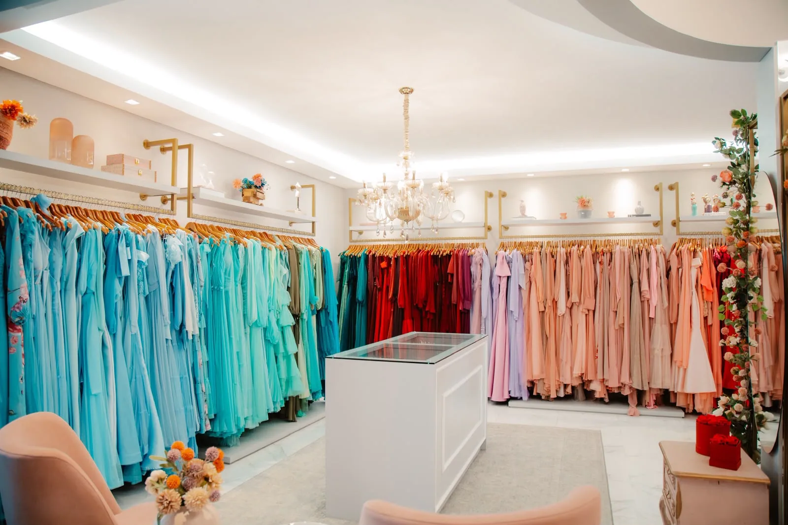 Araras com vestidos em tons de verde, rosa e vermelho