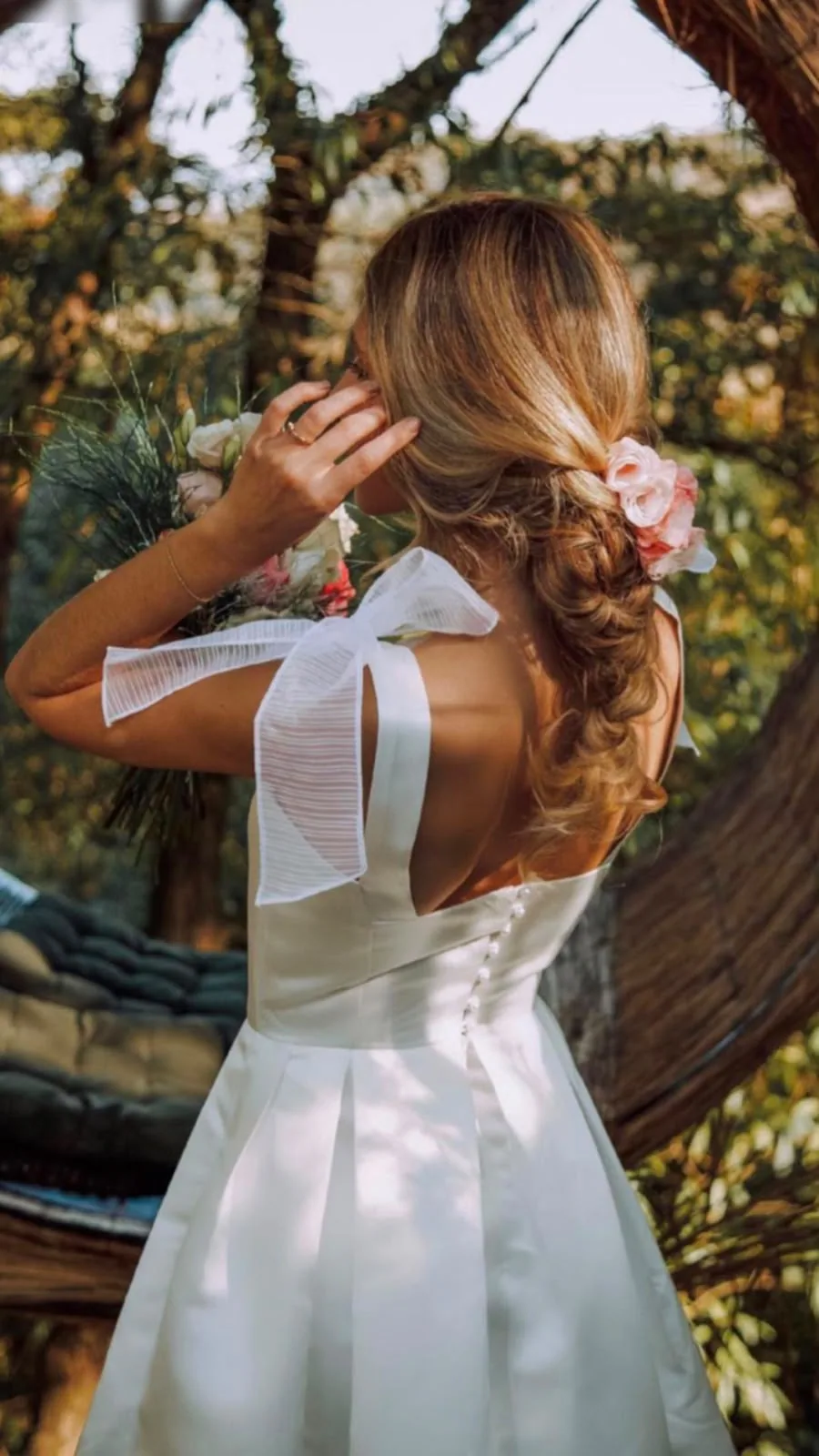 Costas do vestido branco com laço e amarração