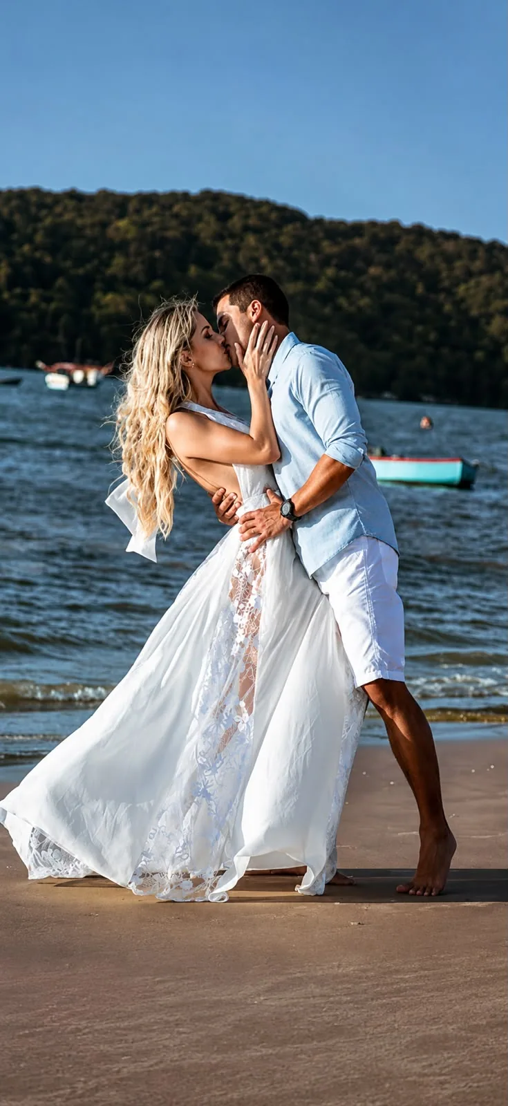 Casal se beijando na beira do mar em ensaio ao ar livre