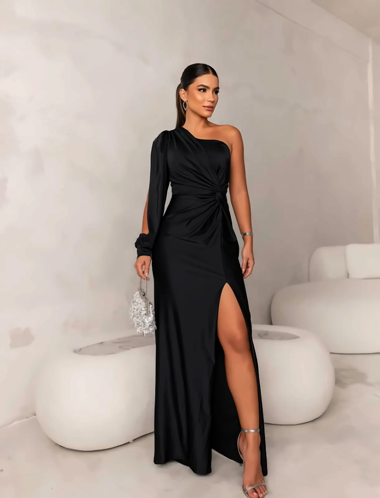 Vestido preto de ombro único com manga e fenda alta