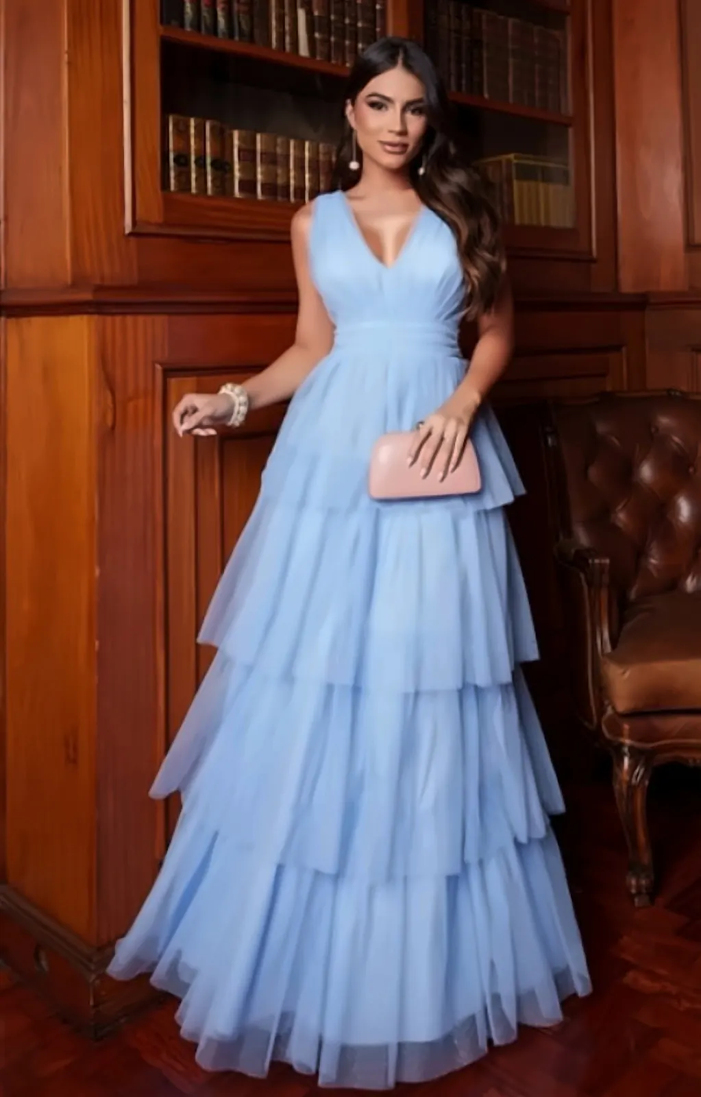 Vestido longo azul claro em tule com saia em camadas