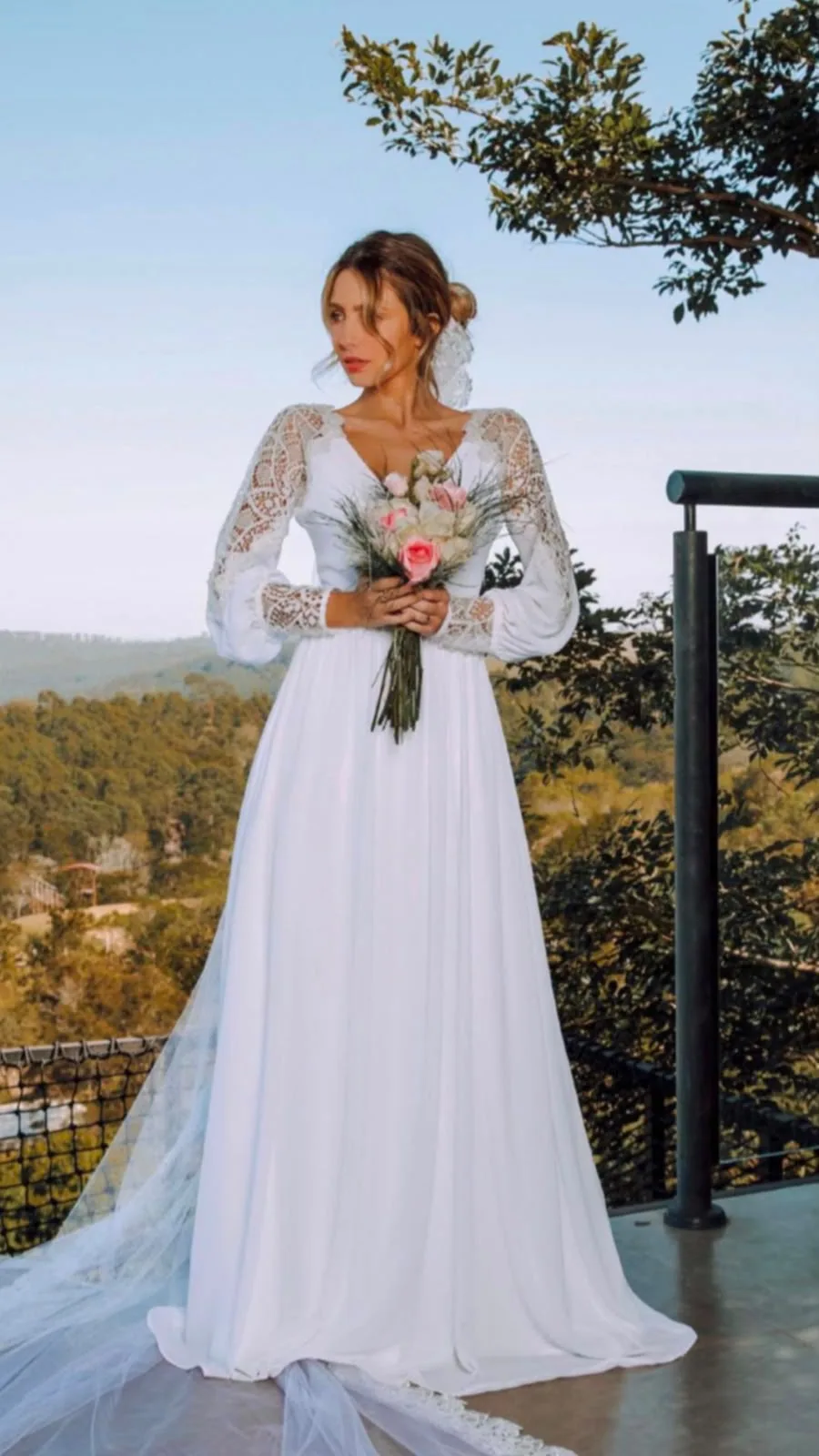 Vestido longo branco com renda nas mangas e transparência