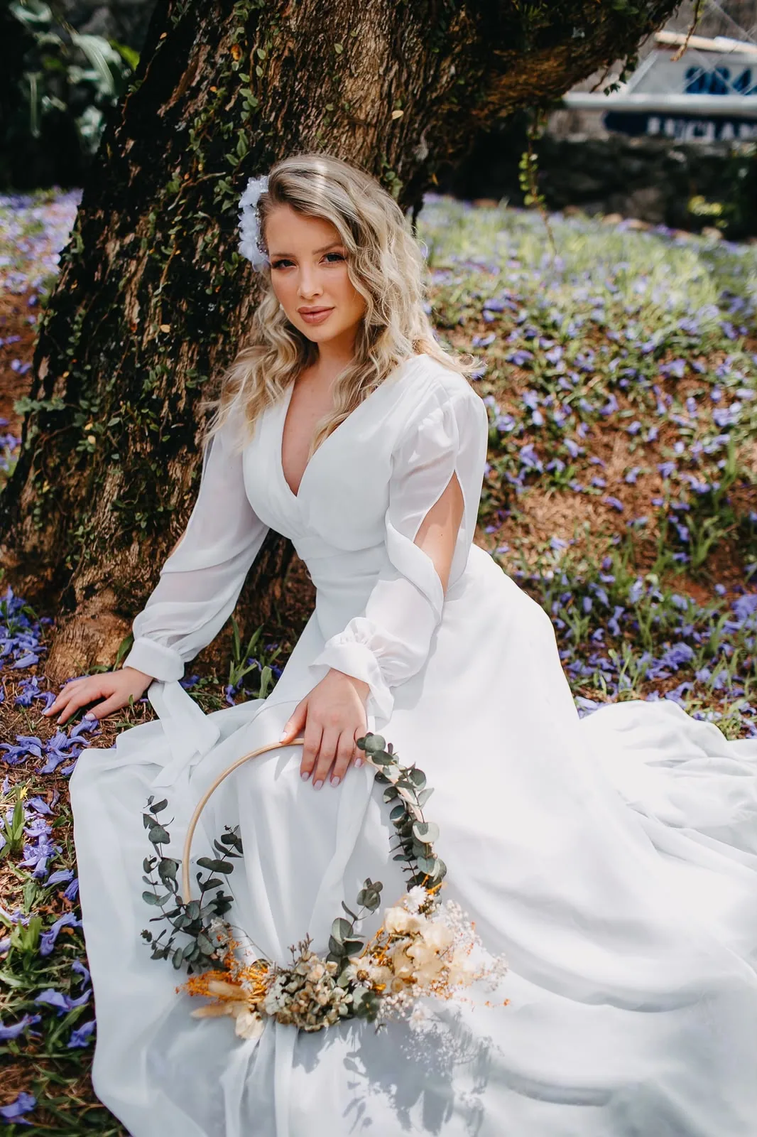Vestido branco de manga longa com decote V no jardim