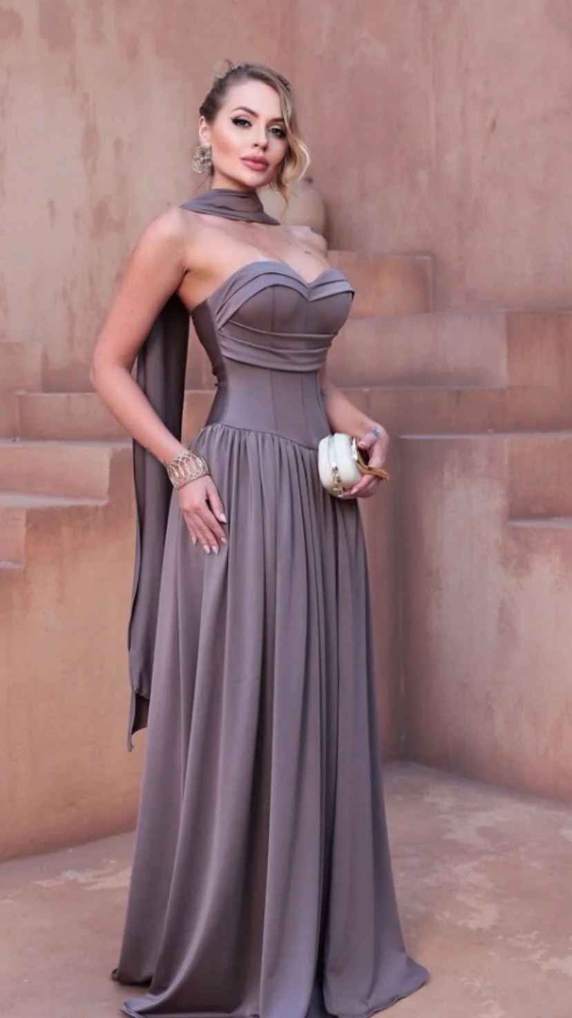 Vestido longo esverdeado com paetês